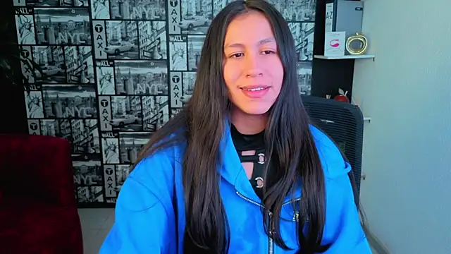 Snapshot of EmiGomez_ chatting on June 7, 3:45 am EmiGomez online show from June 7, 3:45 am