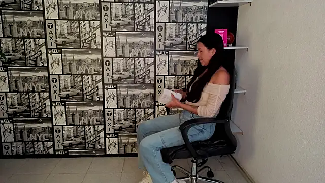 Snapshot of EmiGomez_ chatting on June 27, 11:11 pm EmiGomez online show from June 27, 11:11 pm