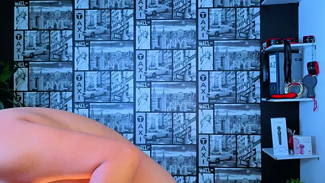 Snapshot of EmiGomez_ chatting on June 19, 3:23 am EmiGomez online show from June 19, 3:23 am
