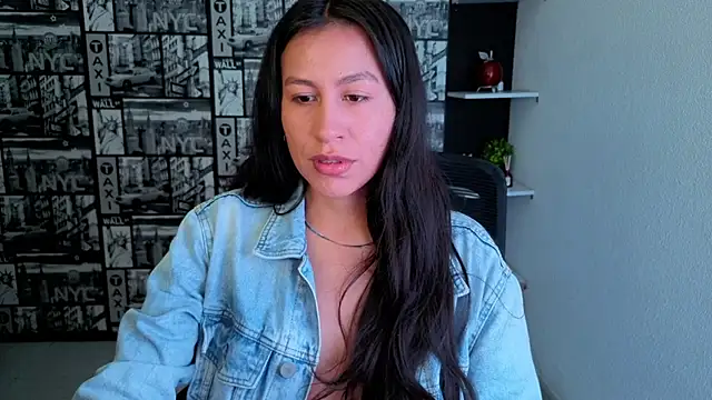 Snapshot of EmiGomez_ chatting on July 4, 12:06 am EmiGomez online show from July 4, 12:06 am