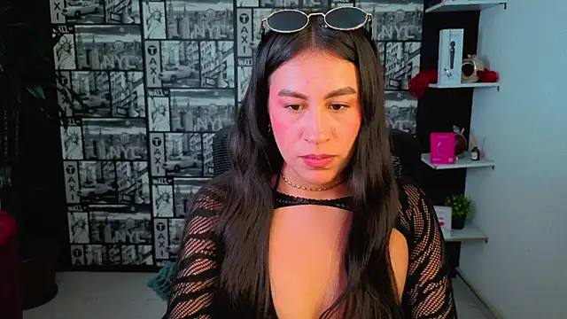 Snapshot of EmiGomez_ chatting on June 22, 2:39 am EmiGomez online show from June 22, 2:39 am