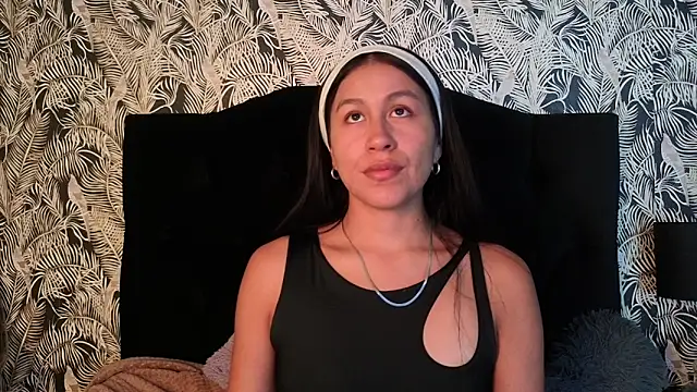 EmiGomez  online show from December 21, 8:31 pm