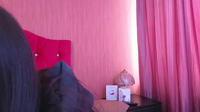 EmiGomez  online show from November 3, 1:04 pm