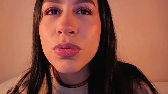 EmiGomez  online show from November 12, 1:59 pm