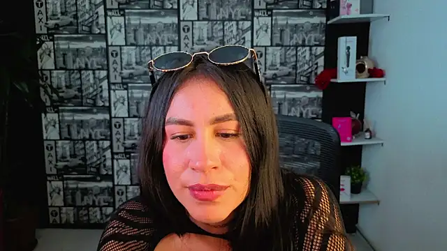 Snapshot of EmiGomez_ chatting on June 22, 3:25 am EmiGomez online show from June 22, 3:25 am