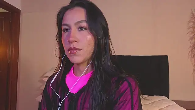 Snapshot of EmiGomez_ chatting on July 7, 4:37 am EmiGomez online show from July 7, 4:37 am