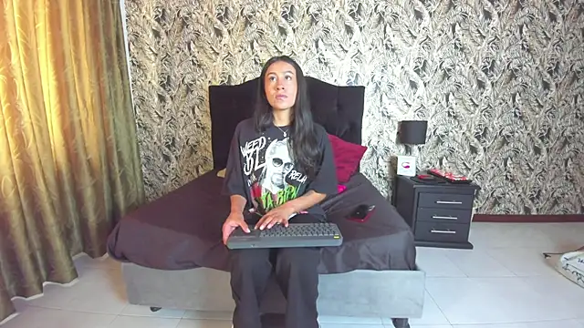 EmiGomez  online show from December 5, 12:59 pm