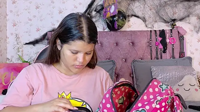 Snapshot of AvrillThomas chatting on October 25, 1:23 pm AvrillThomas online show from October 25, 1:23 pm