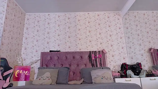 Snapshot of AvrillThomas chatting on December 4, 5:56 pm AvrillThomas online show from December 4, 5:56 pm