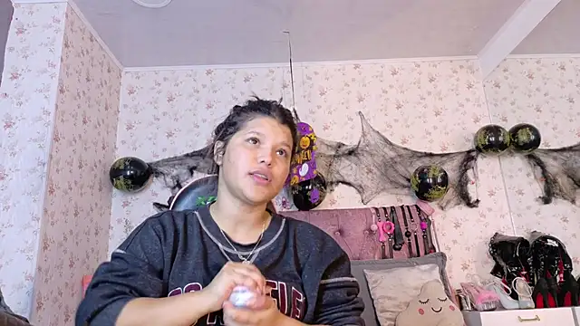 Snapshot of AvrillThomas chatting on October 23, 3:32 pm AvrillThomas online show from October 23, 3:32 pm