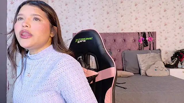 Snapshot of AvrillThomas chatting on November 7, 6:34 pm AvrillThomas online show from November 7, 6:34 pm