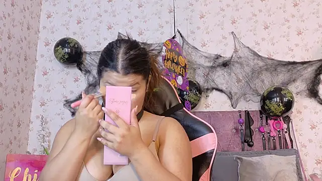 Snapshot of AvrillThomas chatting on October 22, 3:11 pm AvrillThomas online show from October 22, 3:11 pm