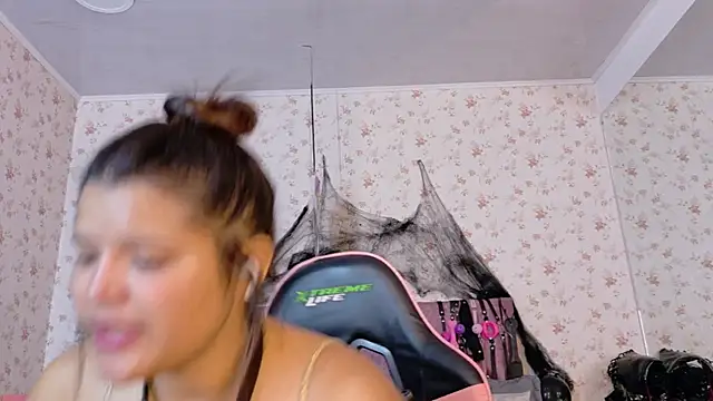 Snapshot of AvrillThomas chatting on October 31, 6:37 pm AvrillThomas online show from October 31, 6:37 pm