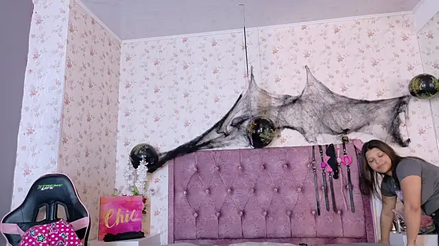 Snapshot of AvrillThomas chatting on October 27, 3:24 pm AvrillThomas online show from October 27, 3:24 pm