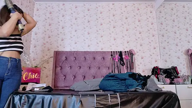 Snapshot of AvrillThomas chatting on November 17, 4:00 pm AvrillThomas online show from November 17, 4:00 pm