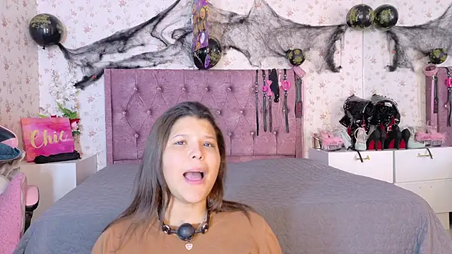 Snapshot of AvrillThomas chatting on October 24, 3:55 pm AvrillThomas online show from October 24, 3:55 pm