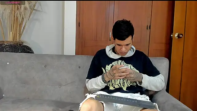 jamesinked  online show from October 28, 1:17 am