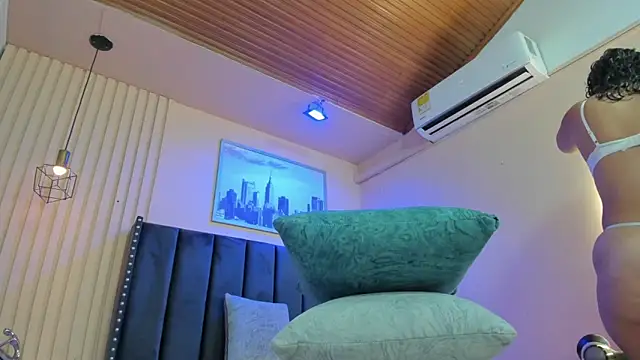 Snapshot of viiolett_lee chatting on February 26, 8:09 pm viiolett lee online show from February 26, 8:09 pm