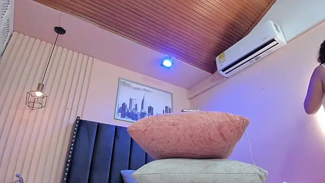 Snapshot of viiolett_lee chatting on February 19, 7:44 pm viiolett lee online show from February 19, 7:44 pm