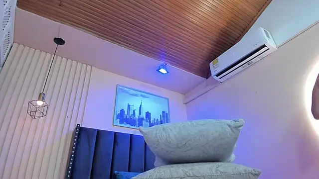 Snapshot of viiolett_lee chatting on February 21, 2:30 pm viiolett lee online show from February 21, 2:30 pm