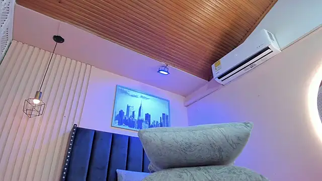 Snapshot of viiolett_lee chatting on February 14, 8:31 pm viiolett lee online show from February 14, 8:31 pm