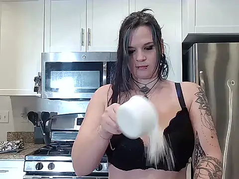 CherryWilde online show from January 15, 4:10 pm