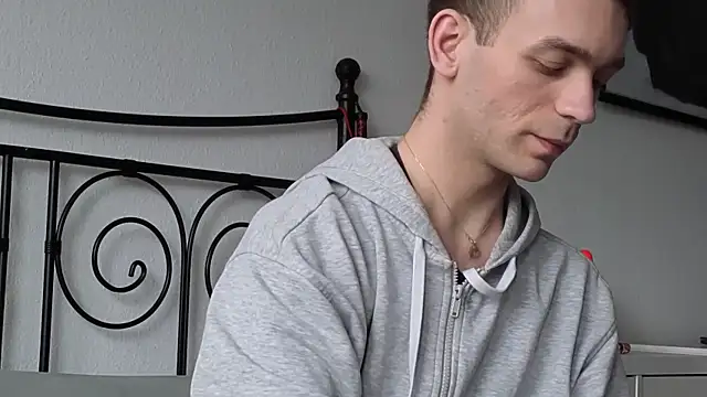 Snapshot of nickdtr chatting on February 18, 1:18 pm nickdtr online show from February 18, 1:18 pm