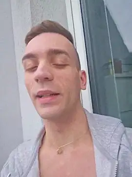 Snapshot of nickdtr chatting on November 14, 12:20 pm nickdtr online show from November 14, 12:20 pm