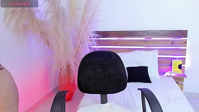 Snapshot of nadine_russo chatting on November 7, 1:43 am nadine russo online show from November 7, 1:43 am