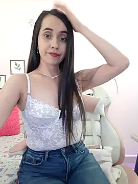 Snapshot of sophie_pazz chatting on January 4, 10:24 pm sophie pazz online show from January 4, 10:24 pm