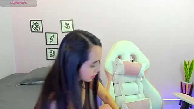 Snapshot of sophie_pazz chatting on March 1, 10:42 pm sophie pazz online show from March 1, 10:42 pm
