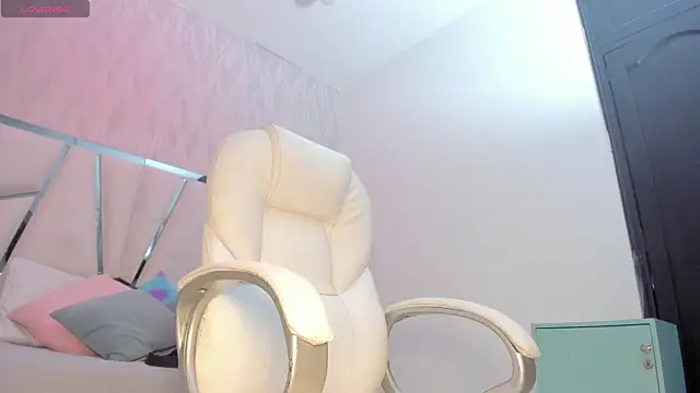 Snapshot of Victoriaa_millers chatting on July 17, 7:11 pm Victoriaa millers online show from July 17, 7:11 pm