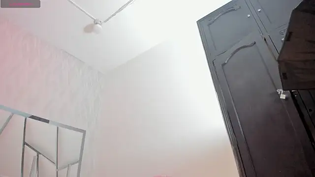 Snapshot of Victoriaa_millers chatting on June 6, 7:19 pm Victoriaa millers online show from June 6, 7:19 pm
