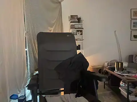 P4RtYBOII92 online show from December 21, 10:39 am