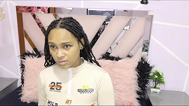 Elith noa online show from December 5, 8:28 pm