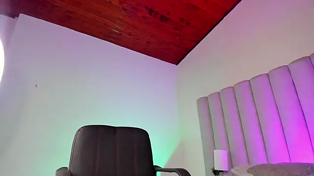 Snapshot of briannajackson_ chatting on February 19, 2:33 pm briannajackson online show from February 19, 2:33 pm