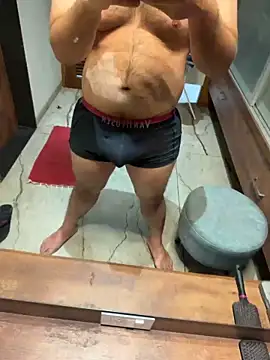 Snapshot of versatile_guy01 chatting on February 5, 3:13 am versatile guy01 online show from February 5, 3:13 am