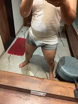 Snapshot of versatile_guy01 chatting on March 20, 5:47 pm versatile guy01 online show from March 20, 5:47 pm