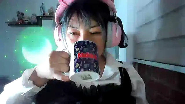 Shaddycute  online show from June 21, 1:33 am