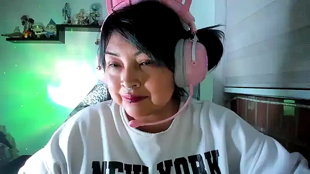 Shaddycute  online show from May 20, 3:03 am