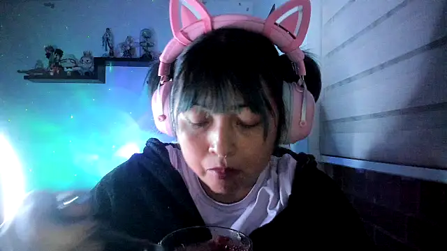 Shaddycute  online show from June 6, 1:44 am