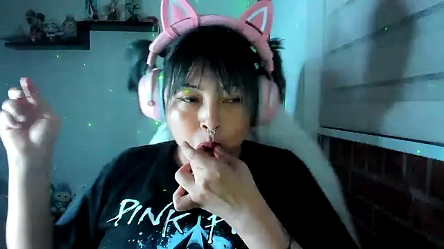 Shaddycute  online show from June 17, 11:47 pm