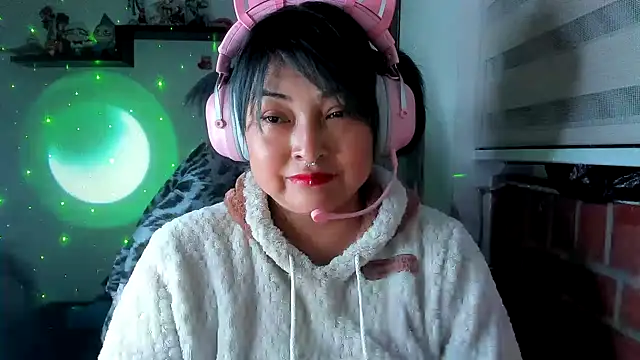 Shaddycute  online show from May 18, 3:06 am