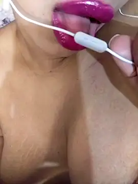 Snapshot of L-LOVE chatting on February 9, 11:57 pm L-LOVE online show from February 9, 11:57 pm