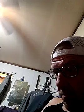 Snapshot of gettinit2wice chatting on February 6, 12:15 pm gettinit2wice online show from February 6, 12:15 pm