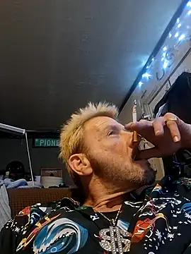 Snapshot of gettinit2wice chatting on December 15, 4:51 am gettinit2wice online show from December 15, 4:51 am