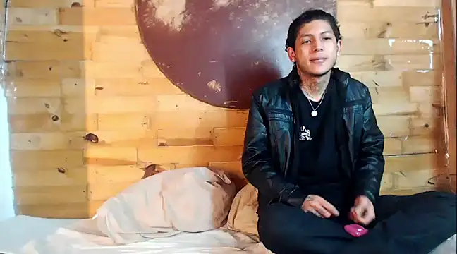 Snapshot of Sebas_And_Mila chatting on January 23, 2:33 am Sebas And Mila online show from January 23, 2:33 am