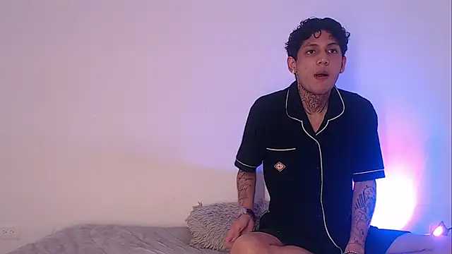 Snapshot of Sebas_And_Mila chatting on September 29, 1:01 am Sebas And Mila online show from September 29, 1:01 am