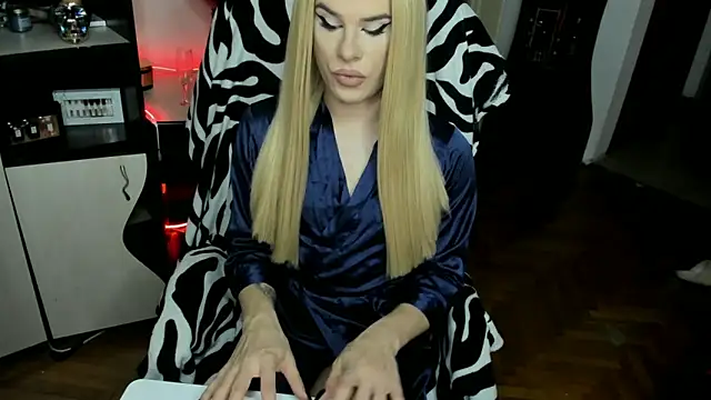 EvelynLexy online show from November 18, 9:40 pm