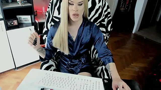 EvelynLexy online show from November 15, 9:35 am